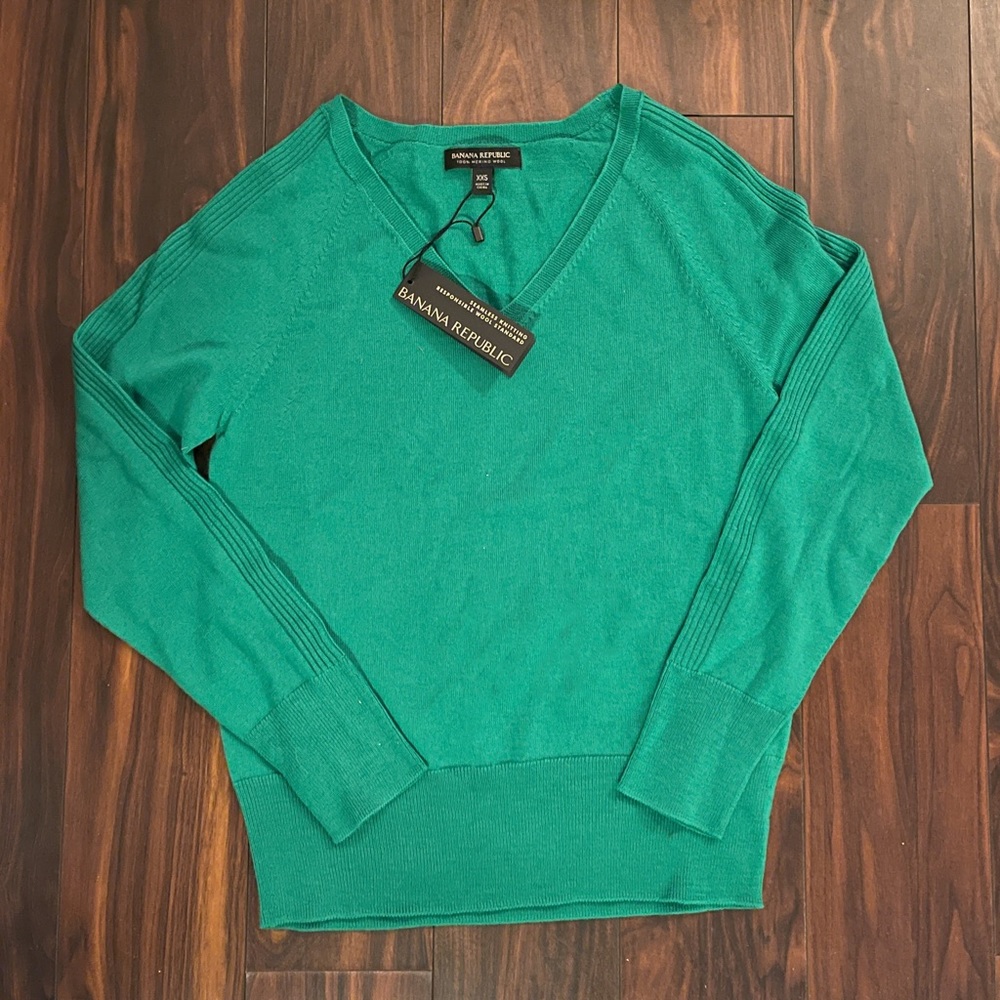 Banana Republic 100% Merino Wool V-Neck Sweater Green NWT